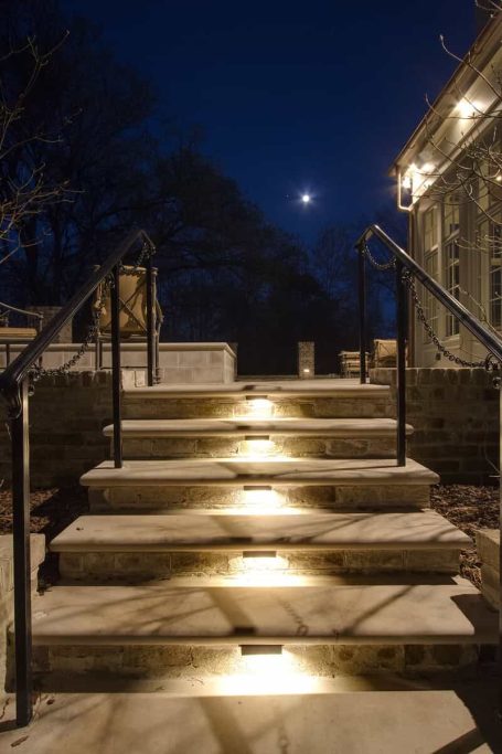 Trappbelysning utomhus integrerad i stentrappa för säker gång