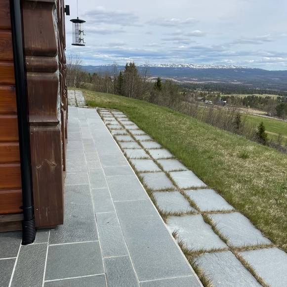 Alta skiffer till uteplats i grå natursten Uteplats med Alta skiffer i grå natursten – halksäker skifferbeläggning för uteplats, gångyta och trädgård.