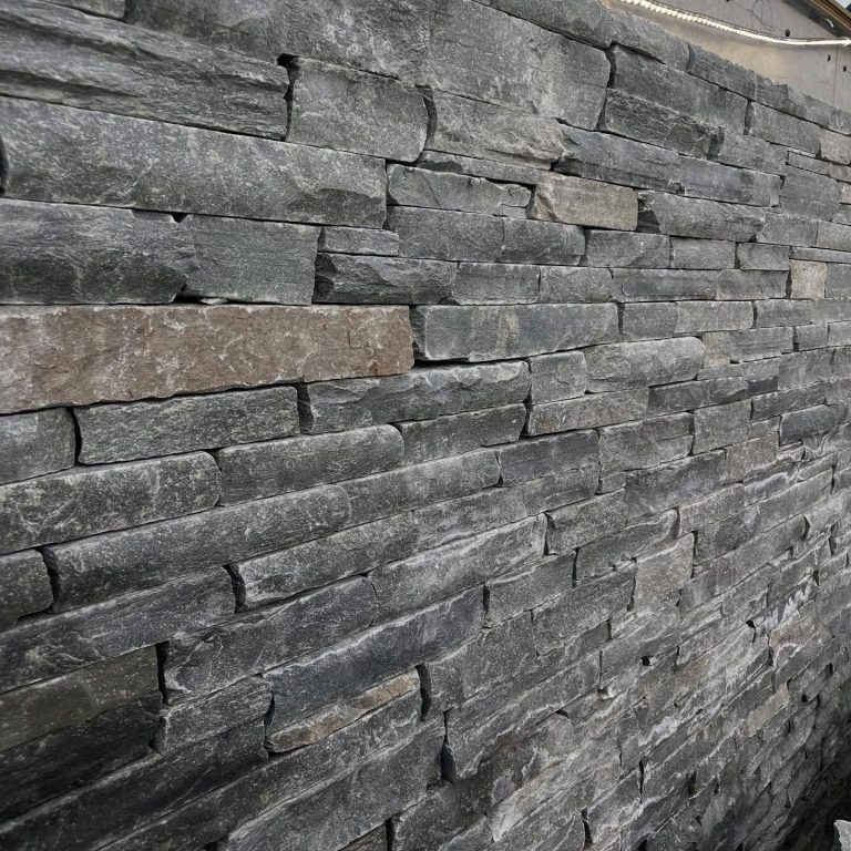 Alta skiffer mur i grå natursten för trädgård och stödmur Mur byggd av Alta skiffer i grå natursten – robust och dekorativ skiffermur för trädgård, stödmur och nivåskillnader.