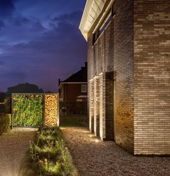 Utomhusbelysning som lyfter fasad, mur och trädgård i stenmiljö