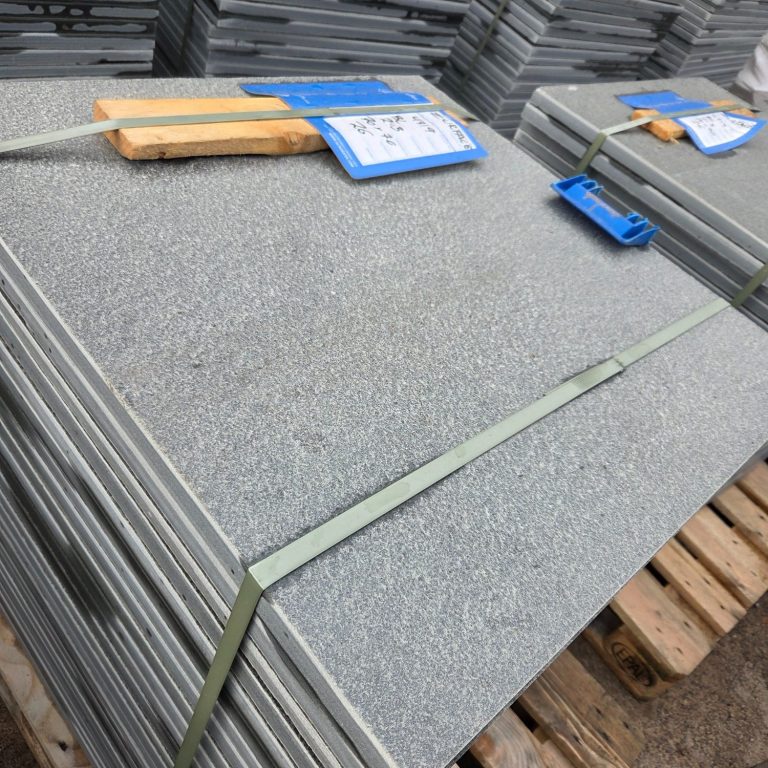 Skifferplatta Grå skifferplattor i natursten staplade på pall, bandade för leverans – slitstark skiffer för trädgård, golv och utomhusmiljö.